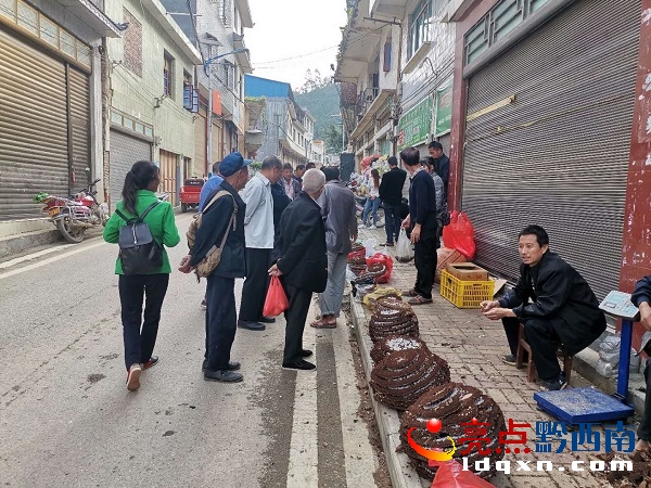 兴义市洛万乡：胡蜂蜂蛹大量上市助力群众增收致富(图1)